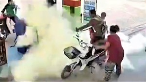 Video: Cháy nổ tại cây xăng, người cha địu con trên lưng dập tắt ngọn lửa