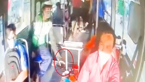 Video: Camera ghi hình thanh niên trộm điện thoại trên xe buýt, bị nhiều người truy đuổi