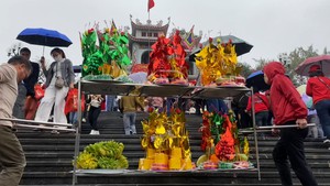 Góc nhìn trưa nay | Lễ hội đền Bà Chúa Kho: Vẫn đốt quá nhiều vàng mã, ném tiền qua khe cửa