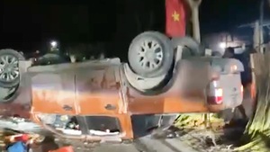 Video: Ô tô lật đè nhiều xe máy trong đêm, bốn người tử vong