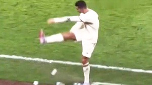 Video: Ronaldo giận dữ đá bay chai nước sau trận thua ở Saudi Pro League
