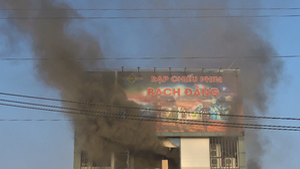 Video: Cháy rạp chiếu phim trong tòa nhà 4 tầng, khói đen ngùn ngụt