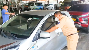 Video: Cảnh sát giao thông được tăng cường tại các trung tâm đăng kiểm ở TP.HCM