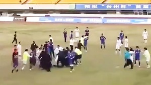 Video: Sửng sốt với các cầu thủ hai đội bóng và ban huấn luyện lao vào đánh nhau ở Trung Quốc