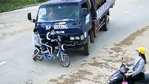 Video: Hình ảnh camera ghi lại vụ tai nạn giữa xe tải cẩu và xe đạp điện, một học sinh tử vong