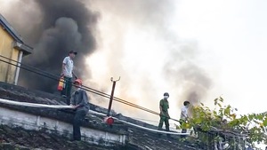 Video: Cháy kho vải, khói đen cuồn cuộn tại phố cổ Hội An