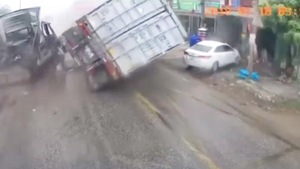 Video: Khoảnh khắc xe container lật đè ô tô, nhiều người thoát chết ở Hải Dương