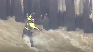 Video: Trực thăng thả dây cứu người đàn ông mắc kẹt giữa dòng nước chảy xiết