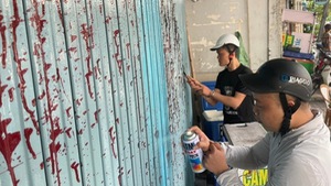 Video: Tạt sơn đòi nợ, bị bắt mới xin lỗi và sơn lại nhà cho nạn nhân