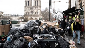 Video: Đường phố Paris ngập rác do công nhân bãi công, đề nghị quân đội dọn dẹp