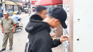Video: Công an buộc hai thanh niên gỡ hàng ngàn tờ rơi 'tín dụng đen' dán trên cột điện, tường nhà dân