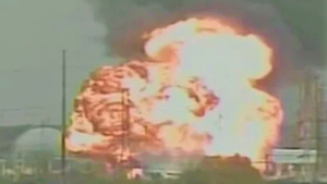 Video: Nhà máy hóa chất nổ và cháy lớn ở Mỹ