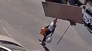 Video: Người phụ nữ nằm gục tại chỗ do trúng tấm ván bị gió thổi rơi từ ban công