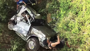 Video: Ô tô lao xuống vực sâu ở Bảo Lộc, tài xế cùng cháu 4 tuổi tử vong