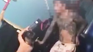 Video: Trình báo của cha ruột bé trai nghi bị cha dượng trói tay, cho hút ma túy