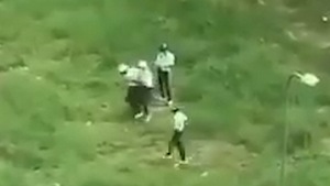 Video: Nam sinh bị nhóm người khóa tay rồi đánh hội đồng ở Cà Mau