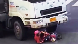 Video: Người phụ nữ bò ra từ gầm xe tải, điều gì giúp nạn nhân thoát chết thần kỳ?