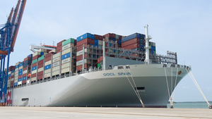Video: Tàu container dài 400m, trọng tải 225.000 tấn cập cảng Cái Mép - Thị Vải