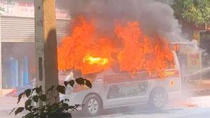 Video: Bình oxy phát nổ khiến xe cứu thương bị cháy, bệnh nhân bị bỏng nặng