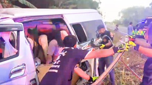 Video: Xe chở 10 người đi họp mặt gia đình gặp tai nạn ở Thái Lan, sáu người tử vong