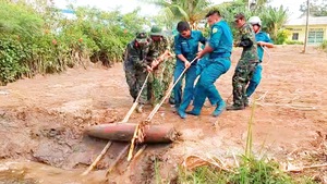 Video: Người dân đào đất xây nhà, phát hiện quả bom 250kg còn nguyên ngòi nổ