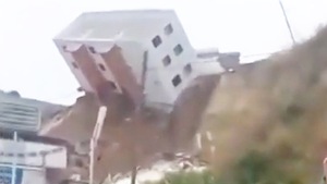 Video: Khoảnh khắc tòa nhà ba tầng đổ sập do lở đất