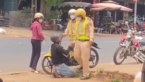 Video: Nam thanh niên quỳ gối xin cảnh sát giao thông bỏ qua lỗi vi phạm