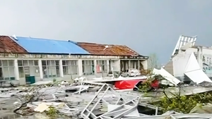 Video: Cận cảnh lốc xoáy kinh hoàng quét qua khu dân cư ở Sơn Đông