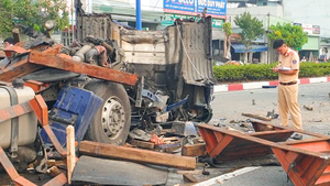 Video: Lại cuộn tôn hàng chục tấn lăn, đè nát xe đầu kéo đang chở trên đường Điện Biên Phủ