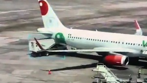 Video: Xe tải chở đồ ăn tông thủng đuôi máy bay ở Mexico