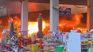Video: Cháy chợ huyện, nhiều ki ốt bị thiêu rụi ở Đồng Tháp