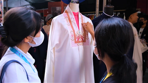 Video: Sinh viên thích thú với trang phục xưa tại ngày hội Việt phục