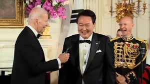 Video: Tổng thống Hàn Quốc hát bài American Pie cho Tổng thống Mỹ Biden nghe