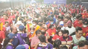 Video: Nhiều CĐV ngậm ngùi vì không có vé vào xem trận U22 Việt Nam - U22 Lào
