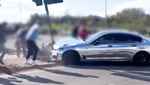 Video: Chiếc BMW mất lái lao vào nhóm người đang xem sự kiện tại bảo tàng ô tô