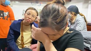Video: Nhiều người đến chia sẻ nỗi đau với gia đình ba người chết trong vụ rơi trực thăng