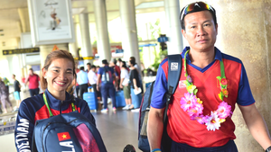 Video: Nguyễn Thị Oanh và đồng đội rạng rỡ tại sân bay Tân Sơn Nhất ngày trở về