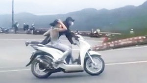 Video: Chạy xe máy 'diễn xiếc' trên đèo Hải Vân, hai vợ chồng lãnh án
