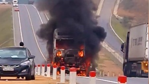 Video: Xe container chở trái cây ra miền Bắc bốc cháy trên cao tốc qua Huế