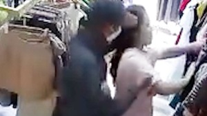 Video: Dùng dao kề cổ chủ cửa hàng quần áo để cướp nữ trang