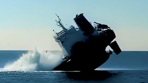 Video: Khoảnh khắc tàu chở hàng chìm xuống biển, 21 người được cứu