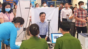 Hành khách được cấp định danh điện tử tại sân bay Tân Sơn Nhất