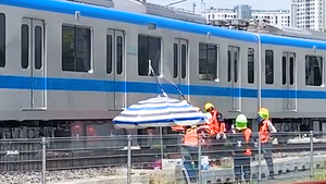 Video: Đoàn tàu metro số 1 đã được làm sạch sau khi bị vẽ bậy