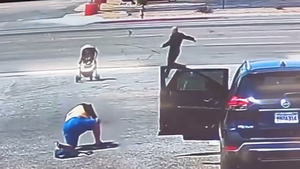 Video: Thót tim xe đẩy trẻ em bất ngờ bị mất kiểm soát, 'tự chạy' trên đường