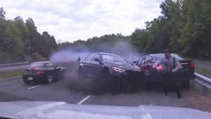 Video: Cảnh sát chạy thục mạng khi chiếc ô tô mất kiểm soát lao về phía mình