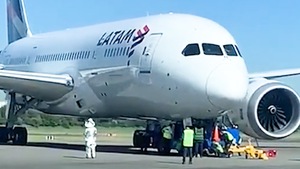 Video: Máy bay bị rách bụng sau va chạm với xe lai dắt