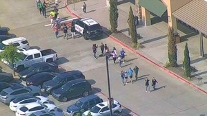 Video: Cảnh sát bắn hạ kẻ xả súng làm 8 người chết ở trung tâm thương mại