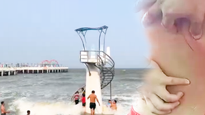 Video: Trẻ em bị thương khi tắm biển quanh cánh tay bê tông ở Thanh Hóa