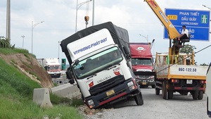 Nút giao Ba Bàu lên cao tốc Phan Thiết - Dầu Giây kẹt cứng do xe tải nặng bị lún