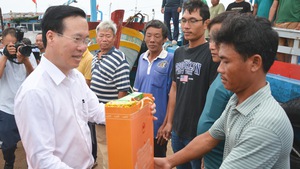 Chủ tịch nước Võ Văn Thưởng ra thăm đảo Phú Quý